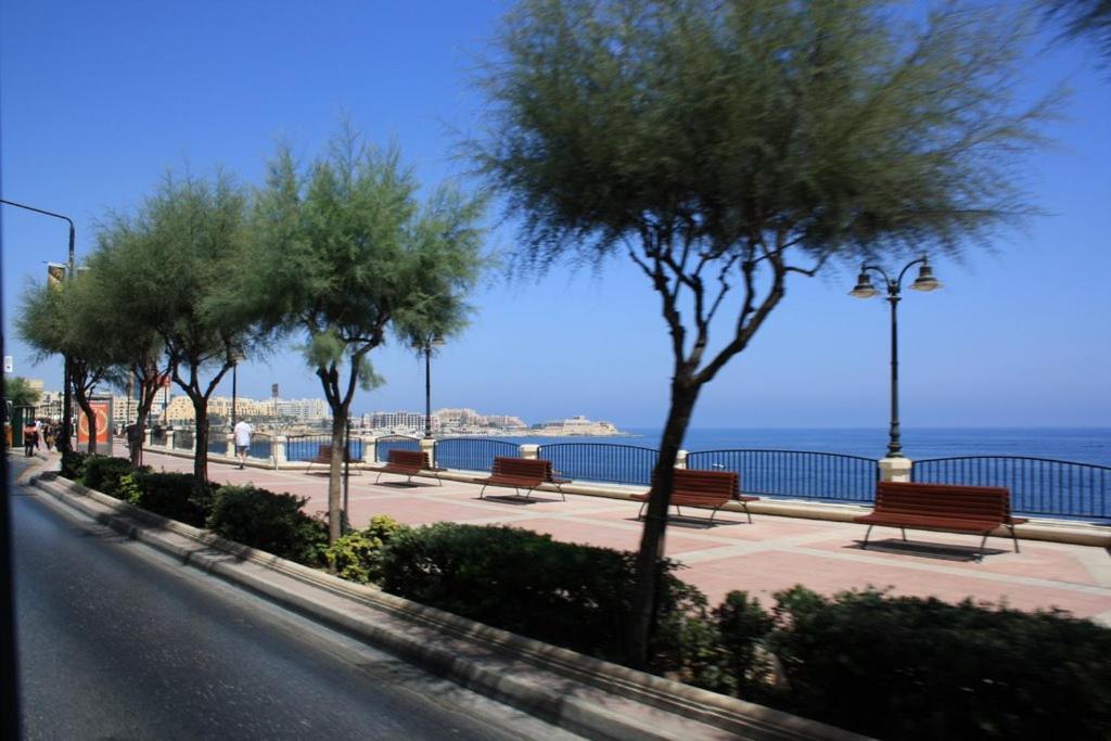Cosy Apartment Steps To St George'S Bay Saint Julian's Eksteriør billede