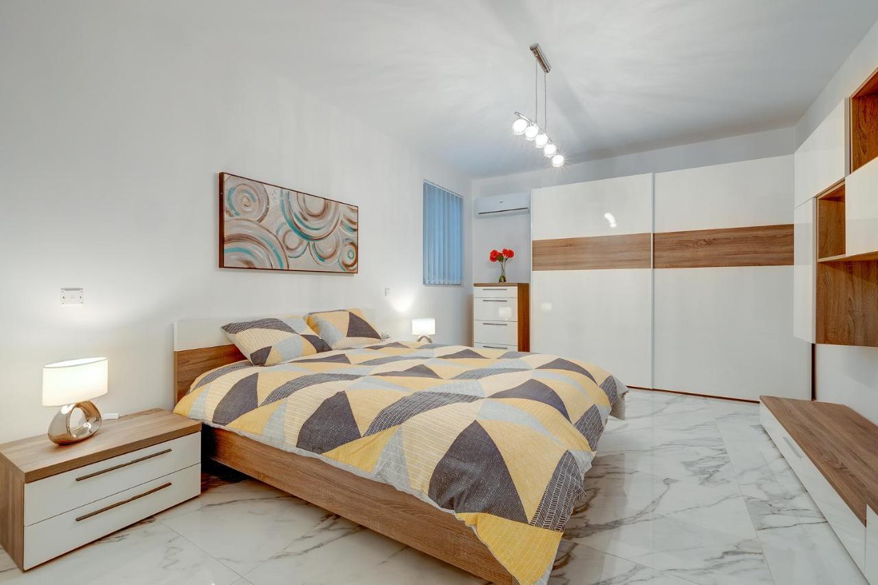Cosy Apartment Steps To St George'S Bay Saint Julian's Eksteriør billede