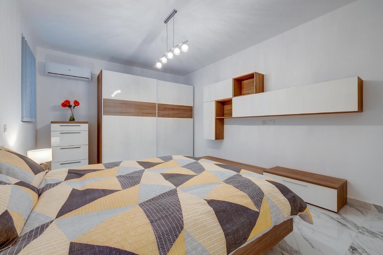 Cosy Apartment Steps To St George'S Bay Saint Julian's Eksteriør billede