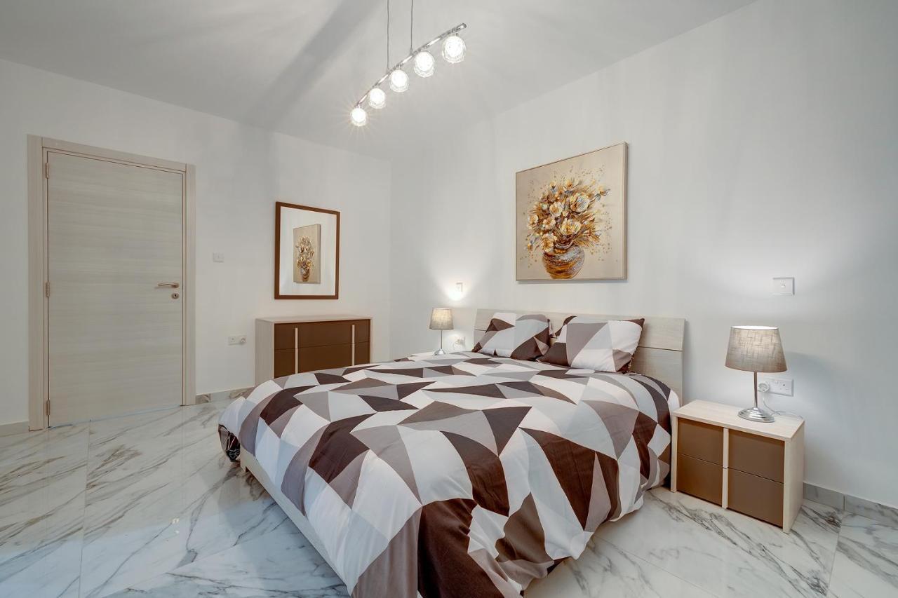 Cosy Apartment Steps To St George'S Bay Saint Julian's Eksteriør billede